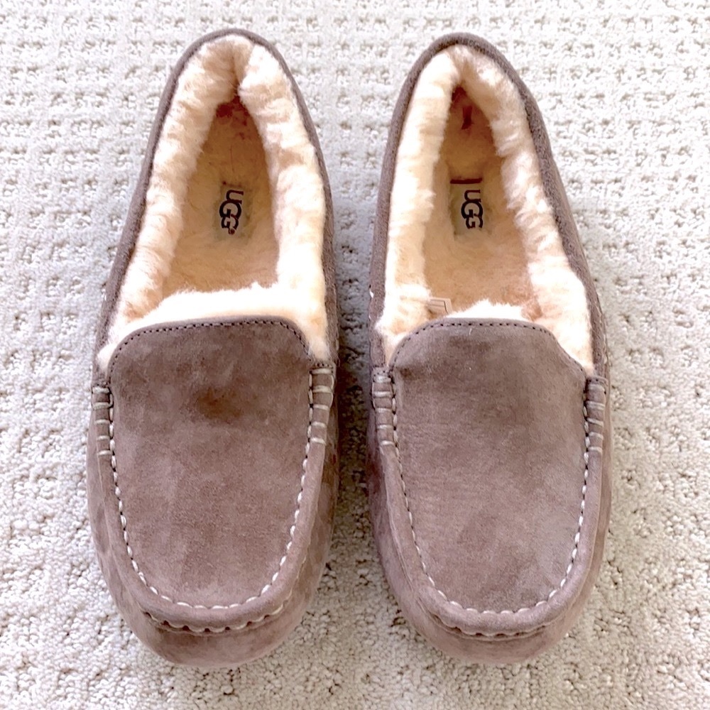 BRAND NEW IN BOX !!! UGG Moccasin Slippers